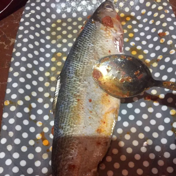 Olesi ikan dengan minyak agar tidak lengket saat dipanggang. Bisa juga melapisi ikan dengan daun pisang di atas pemanggang.