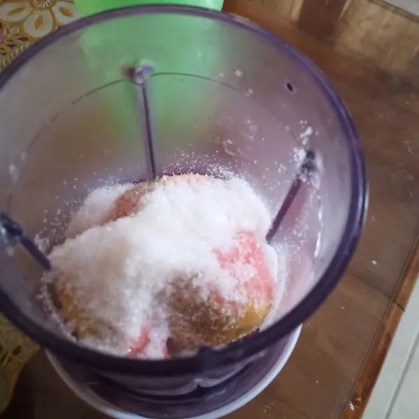 Tambahkan gula dan air.