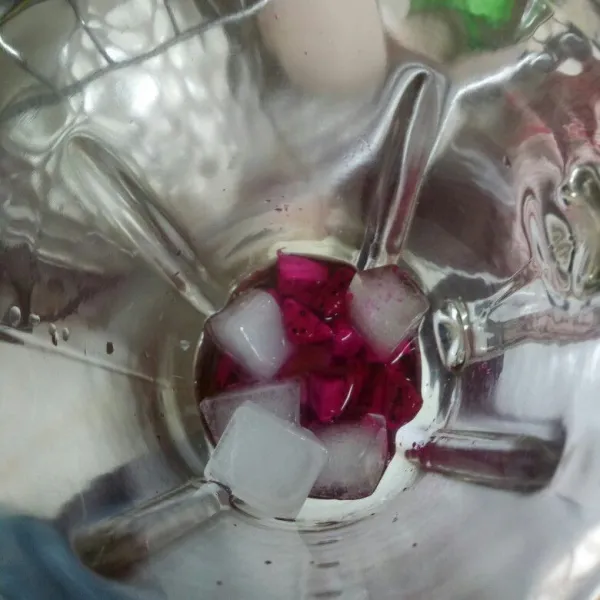 Dalam blender,  masukkan es batu dan buah naga,  beri air secukupnya.