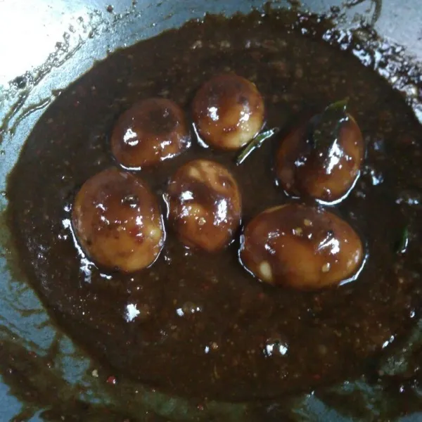 Masukkan telur, aduk², masak sampai kuah agak mengental. Tes rasa. Angkat.