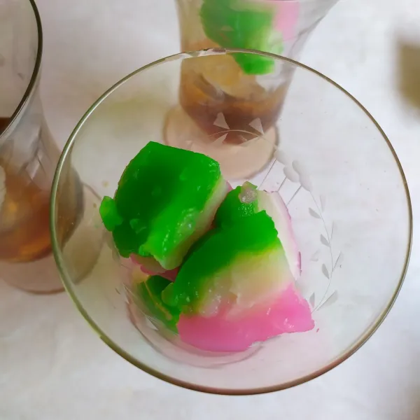 Terakhir, tata es batu dalam gelas, masukkan potongan selendang mayang, saus kinca dan terakhir beri kuah santan. Sajikan dingin. Selamat mencoba!