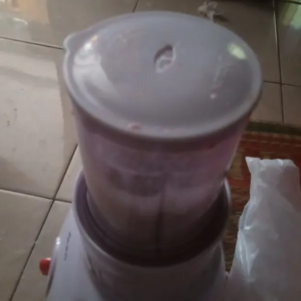 Masukan yogurt dan es batu lalu blender sampai halus.