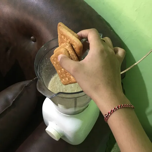 Masukan biskuit gabin. Blender lagi.