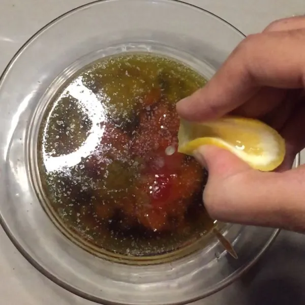Peras air lemon ke adonan saus,