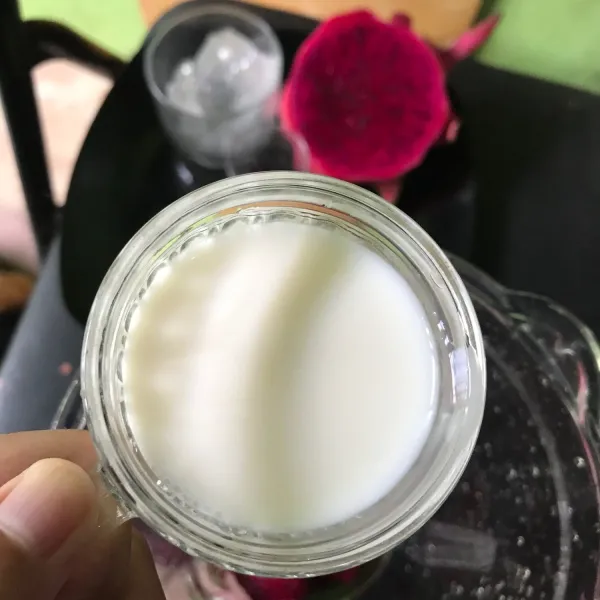 Masukkan yoghurt, susu cair ke dalam blender.