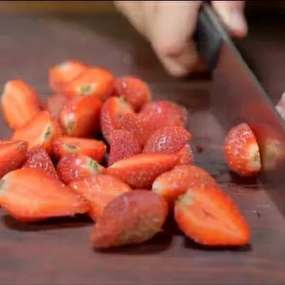 Potong-potong strawberry dan terong belanda. Kemudian masukkan kedalam blender.