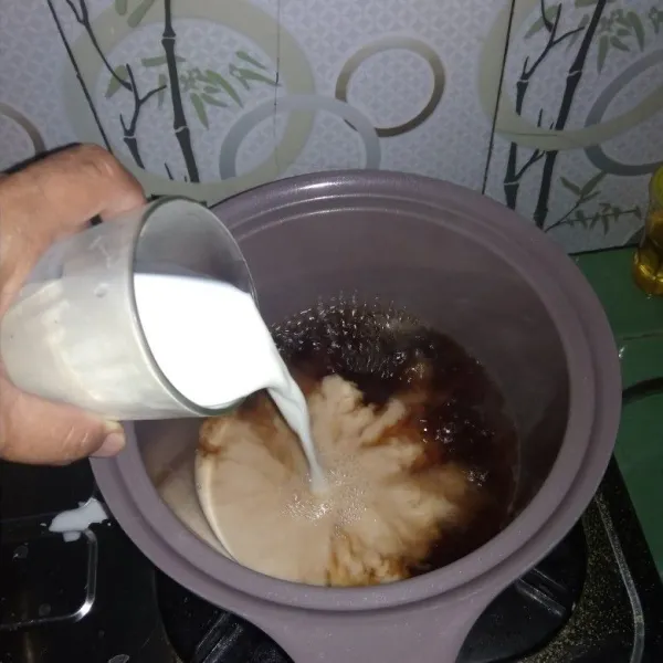 Masukan susu cair biarkan mendidih