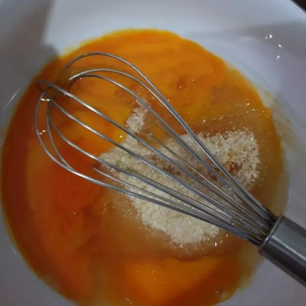 Selai Srikaya: Campurkan telur dan gula ke dalam wadah, aduk sampai rata.