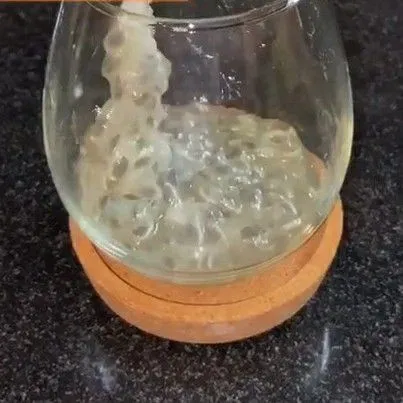 Belah markisa menjadi 2 bagian kemudian masukkan isinya ke dalam gelas.