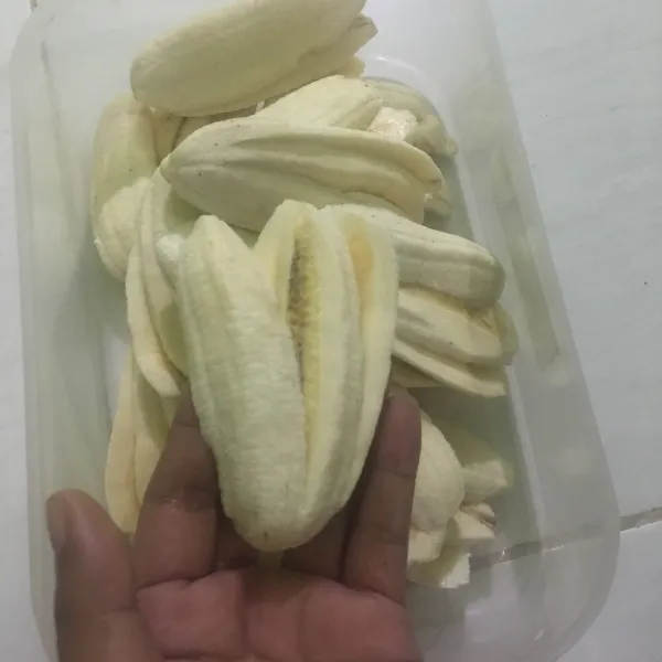 Potong pisang seperti kipas.