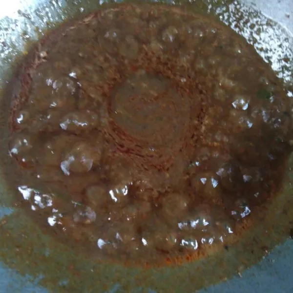 Masukkan petis, gula merah, kecap manis, lada, kaldu bubuk dan garam. Aduk sampai petis larut.