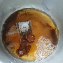 Rebus kembali air asam, gula dan teh hingga mendidih. Jangan lupa tes rasa.