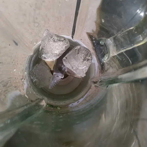 Siapkan blender, masukan es batu dan sedikit air.