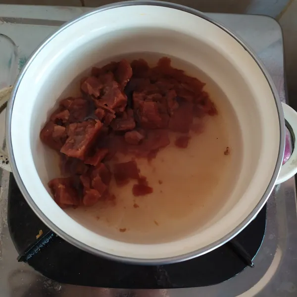 Saus kinca: Masukkan semua bahan kinca ke dalam panci, masak hingga gula larut dan mendidih dengan api kecil, dinginkan.