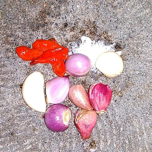 Haluskan bawang merah, bawang putih, garam dan cabe. Sisihkan