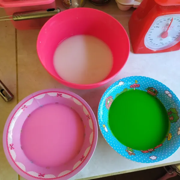 Bagi adonan menjadi tiga bagian. Adonan warna pink dan hijau masing-masing sebanyak 150ml, sementara adonan putih 200 ml. Aduk hingga warnanya tercampur rata.
