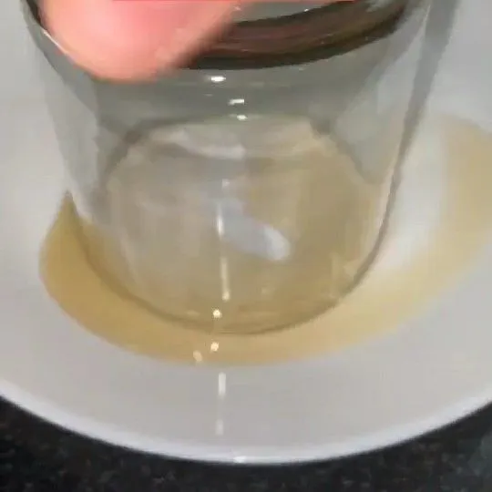 Siapkan vanila sirup dan gula pasir dalam wadah terpisah, kemudian siapkan gelas. Celupkan bagian bibir gelas ke dalam vanila sirup, kemudian celupkan kedalam gula pasir.