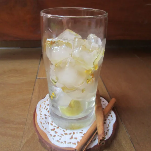 Tambahkan madu sesuai selera manisnya. Tuang jamu empon-empon. Aduk rata. Siap dinikmati.