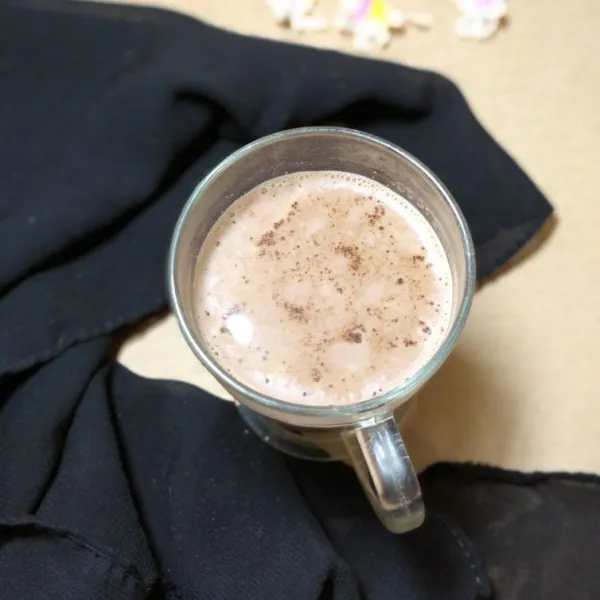 Sajikan dengan taburan cokelat bubuk.