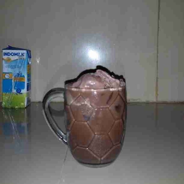 Tambahkan toping ice cream, chocolatos roll dan oreo.