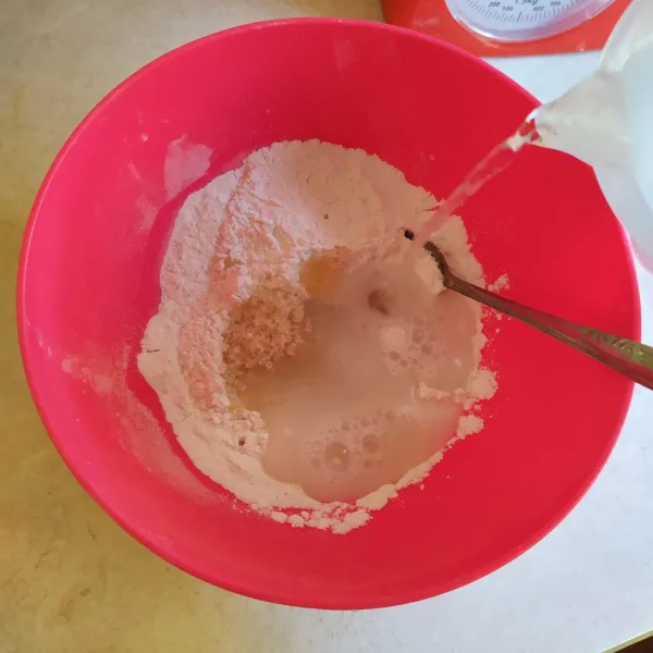 Campur tepung hun kwe, tepung beras, gula pasir, garam dan esen vanila. Tambahkan air sedikit demi sedikit sambil diaduk hingga licin.
