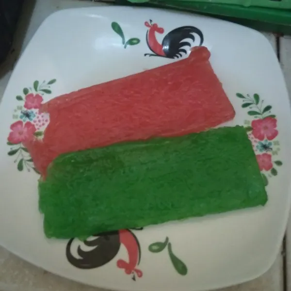 Tunggu hingga dingin lalu keluarkan dari loyang.