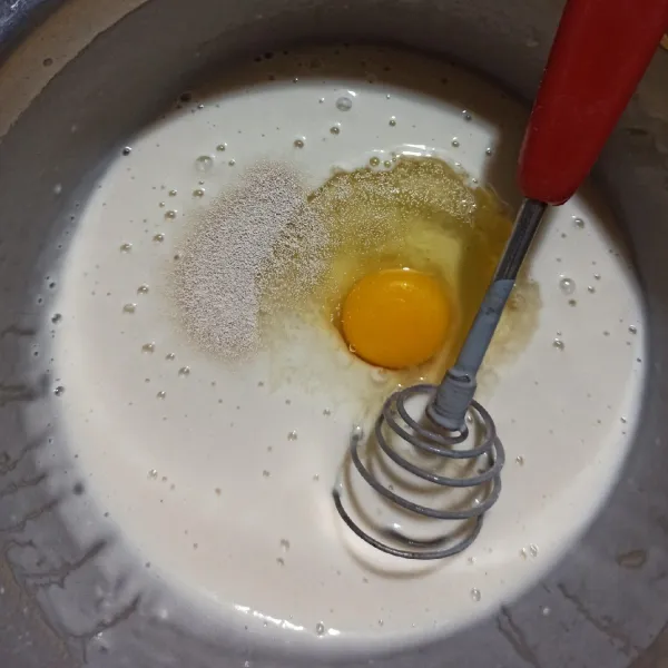 Masukkan telur dan fermipan, aduk rata.