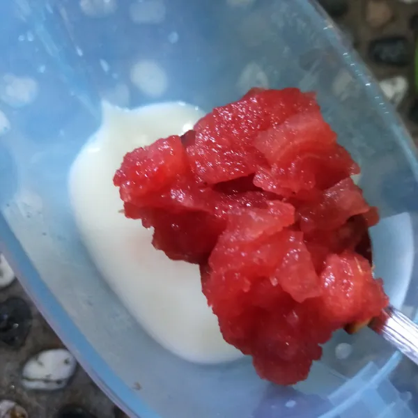 Masukkan semangka ke dalam susu.