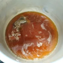 Biarkan air gula asam sampai dingin. Setelah dingin pindahkan kedalam gelas tambahkan es batu dan siap dinikmati.
