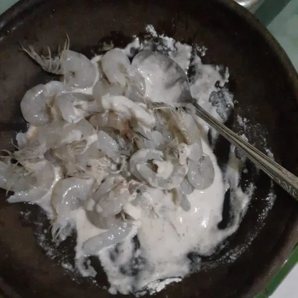 Setelah adonan tepung jadi, masukkan udang yang telah dicuci bersih.