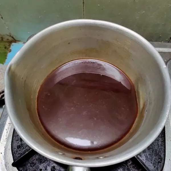 Masak gula merah sampai larut dengan segelas air. Biarkan dingin.