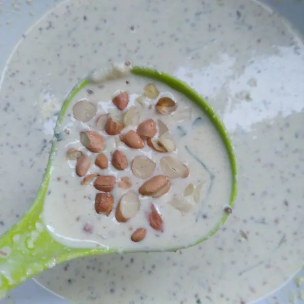 Masukkan kacang lalu goreng.