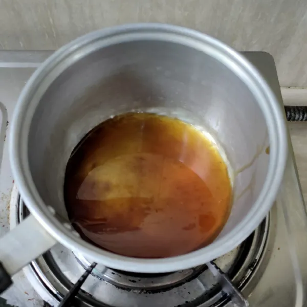 Seduh 100ml air dan gula jawa hingga matang dan gila larut, saring, lalu biarkan dingin.