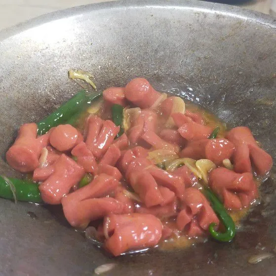 Aduk rata tambah dengan air terus tambah larutan air maizena masak sampai mengental.