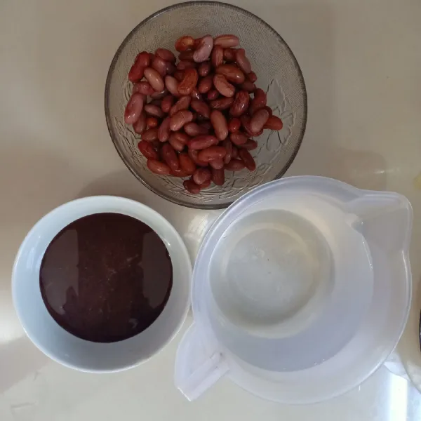 Rendam kacang merah semalam setelah itu direbus dengan air dan SKM coklat sampai empuk.