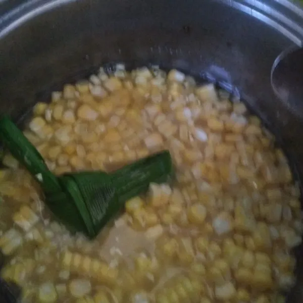 Masukkan jagung ke air rebusan gula, rebus hingga jagung masak. Lalu biarkan hingga dingin.