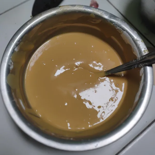 Campur tepung beras, terigu, garam, dan larutan gula merah. Tambahkan air jika adonan terlalu kental.