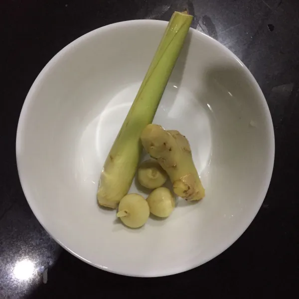 Siapkan bahan-bahan : jahe, bawang putih tunggal, dan sereh