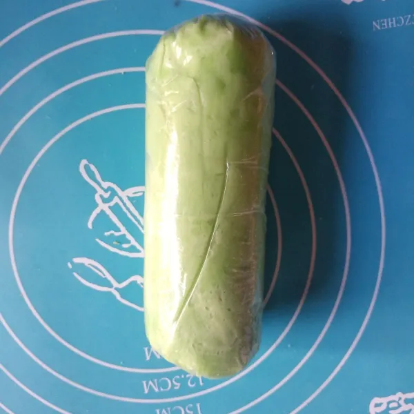 Bungkus pisang dengan adonan hijau. Kemudian bungkus dan padatkan dengan plastik.