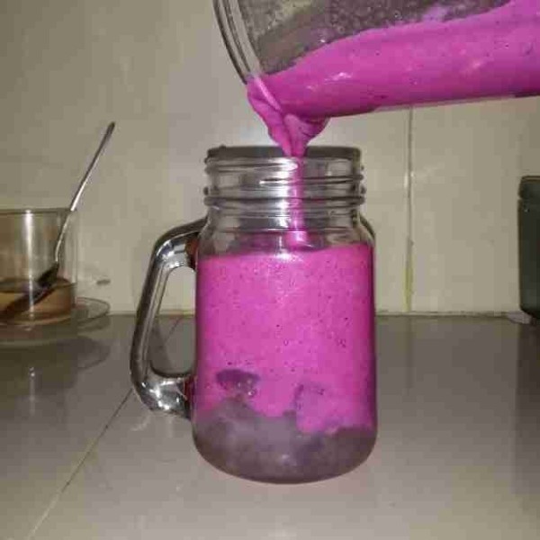 Siapkan gelas saji. Masukan es batu secukupnya lalu tuang purple smoothie.
