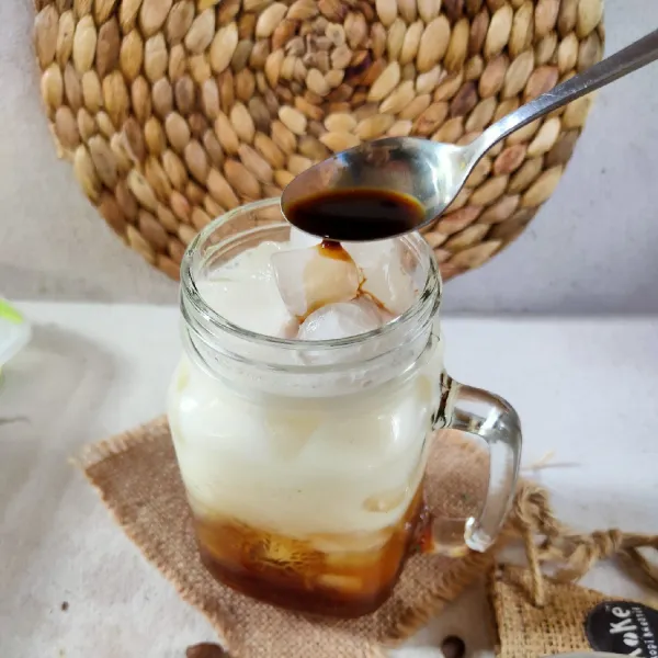Terakhir tambahkan seduhan kopi instan.  Siap disajikan.