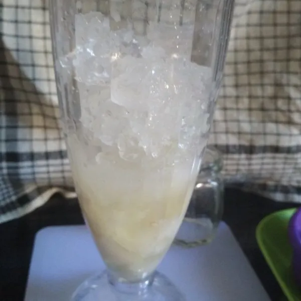 Kemudian tambahkan es batu hingga gelas hampir penuh.