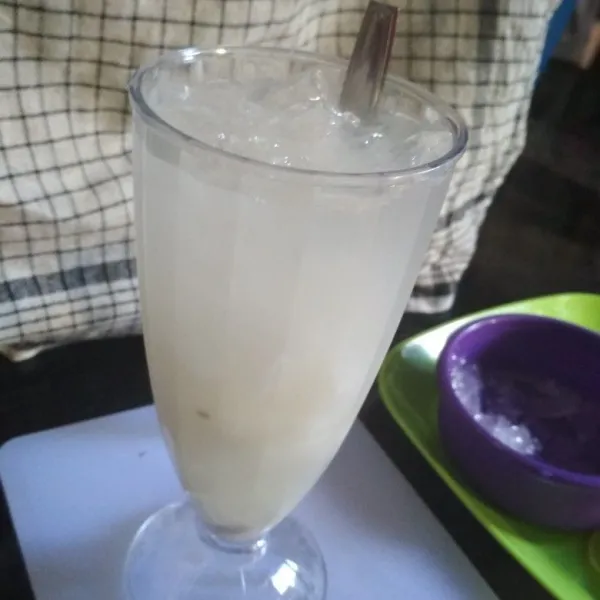 Tuang air kelapa hingga gelas penuh, aduk aduk. Es Bir Bali, siap disajikan.