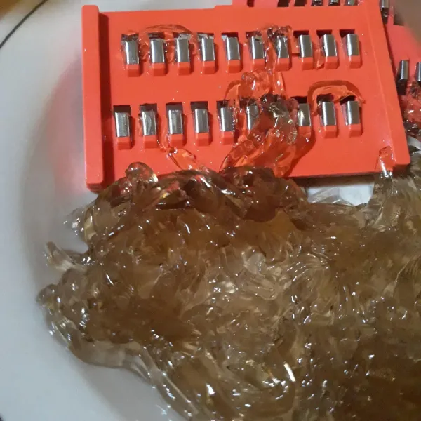Serut jelly cincau. Sisihkan.
