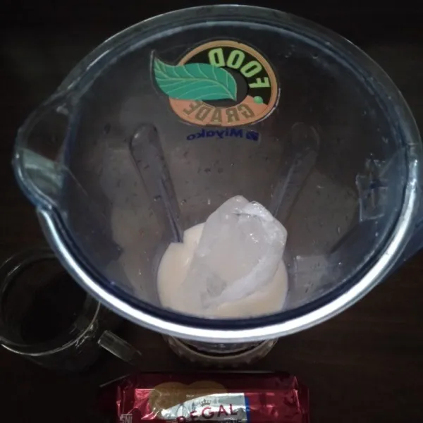 Di dalam blender, masukkan susu cair & es batu. Blender hingga es batu hancur merata.