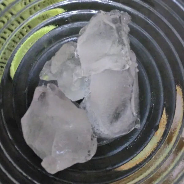 Siapkan es batu di gelas.