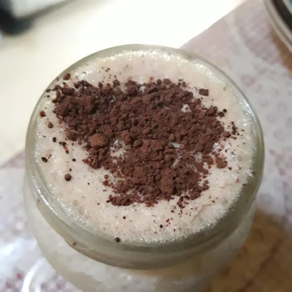 Taburi bubuk coklat diatasnya. Sajikan.