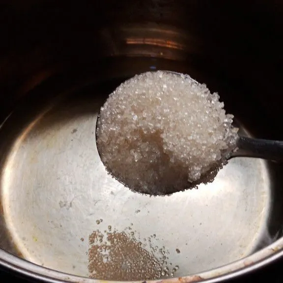 Masukkan air ke panci tambahkan gula pasir.