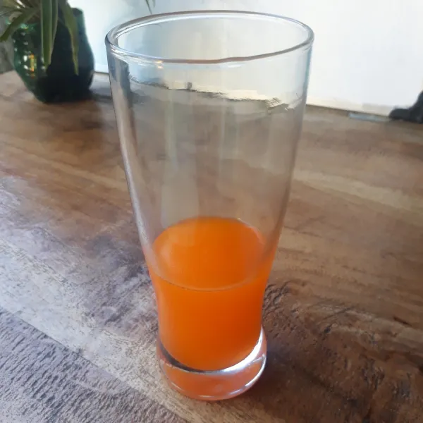 Larutkan 30 ml sirup jeruk dengan 100 ml air matang.