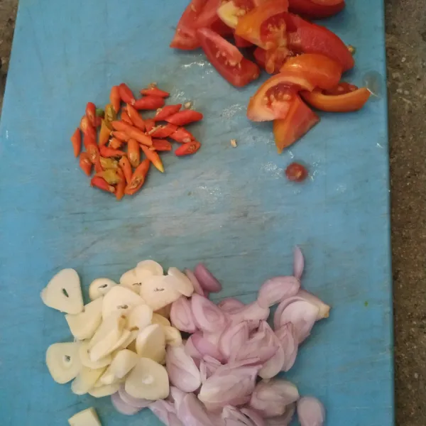 Iris bawang merah, bawang putih, cabe rawit dan tomat.